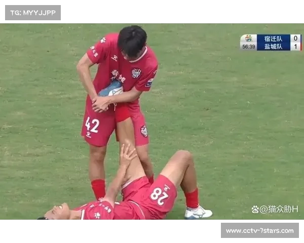 双加时比赛现抽筋现象，队医场边治疗保障球员健康