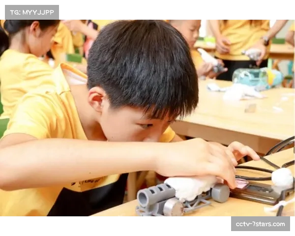 里卡多、斯托尔现身伦敦小学推广STEM课程,演示赛车工程原理。